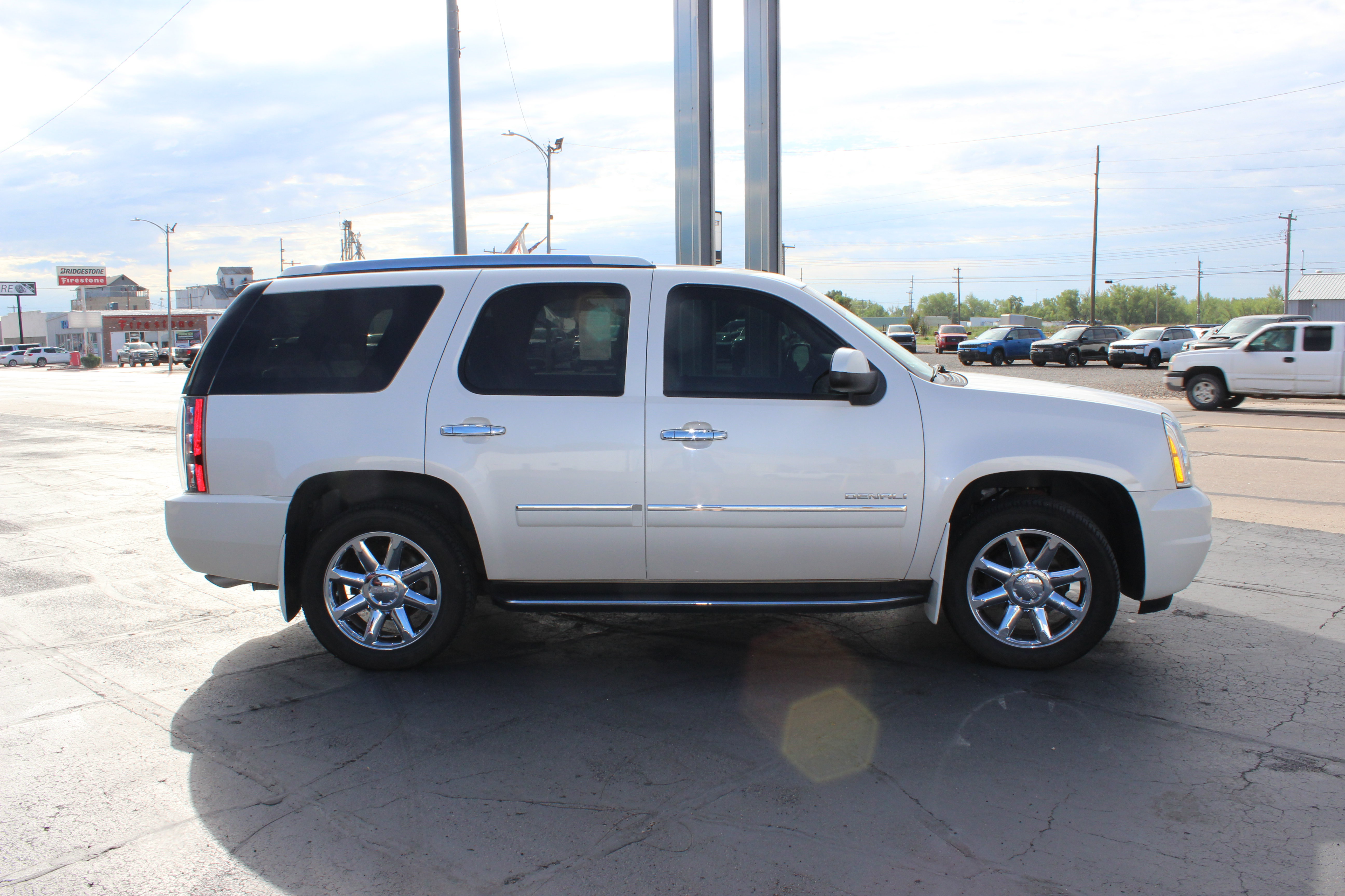 Used 2014 GMC Yukon Denali AWD/4WD image 7