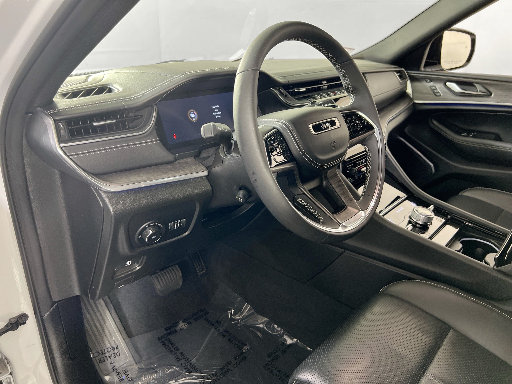 Used 2023 Jeep Grand Cherokee L Overland w/ Luxury Tech Group IV AWD/4WD image 9