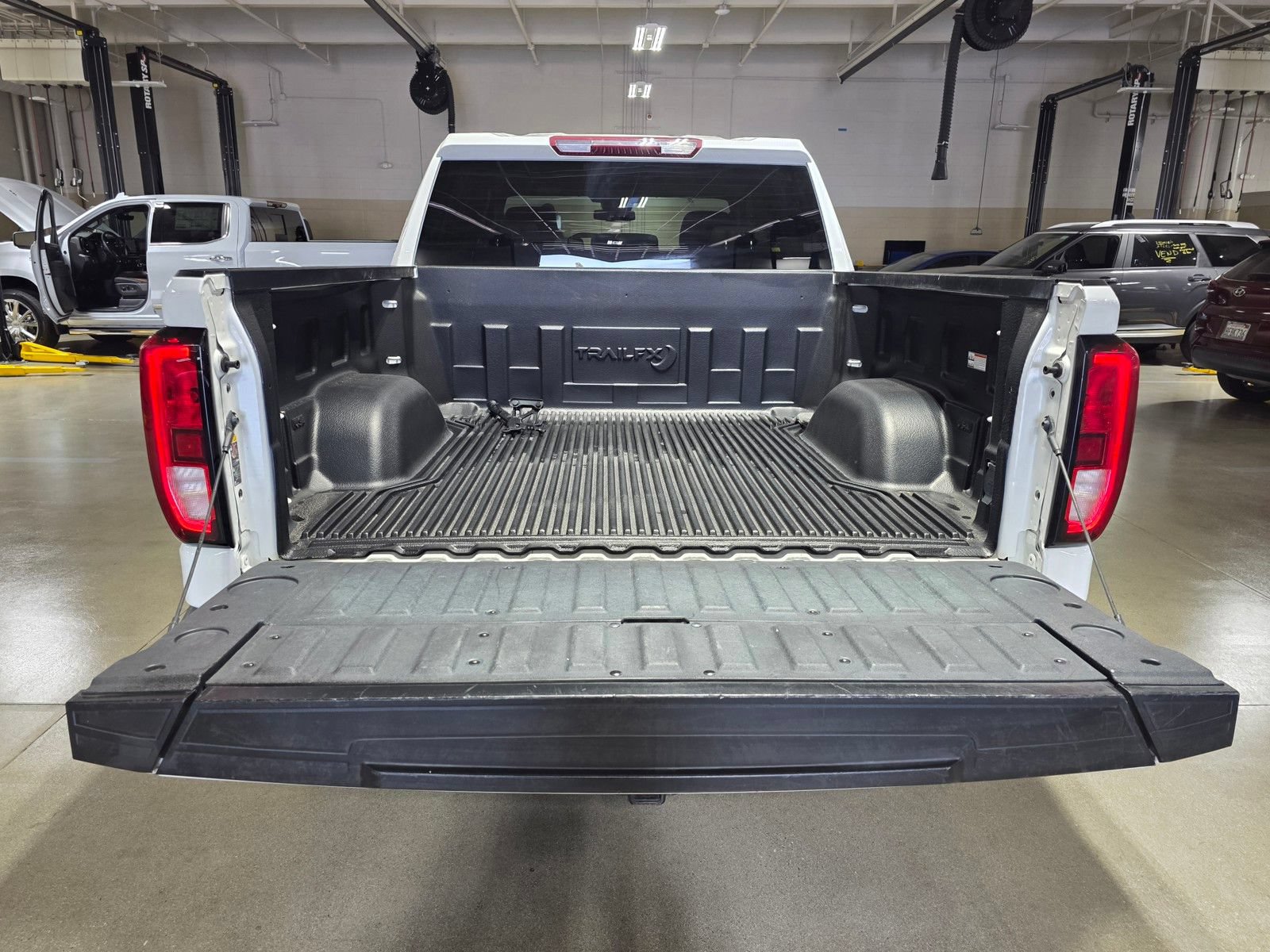 Used 2024 GMC Sierra 1500 SLE RWD image 14