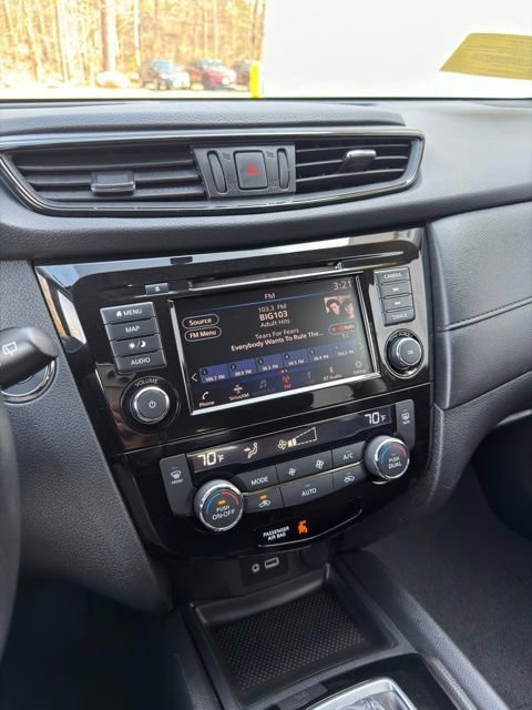 Used 2018 Nissan Rogue SV w/ Premium Package image 11