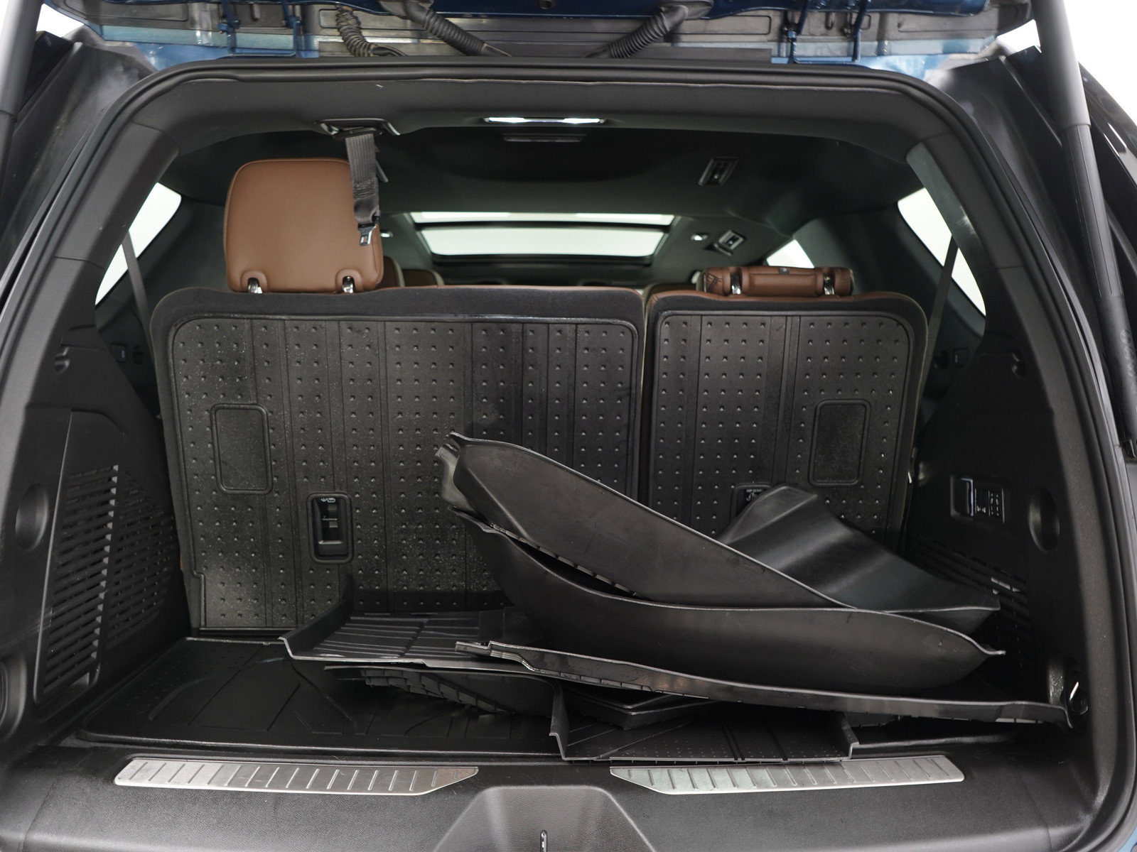 Used 2025 Chevrolet Tahoe High Country AWD/4WD image 9