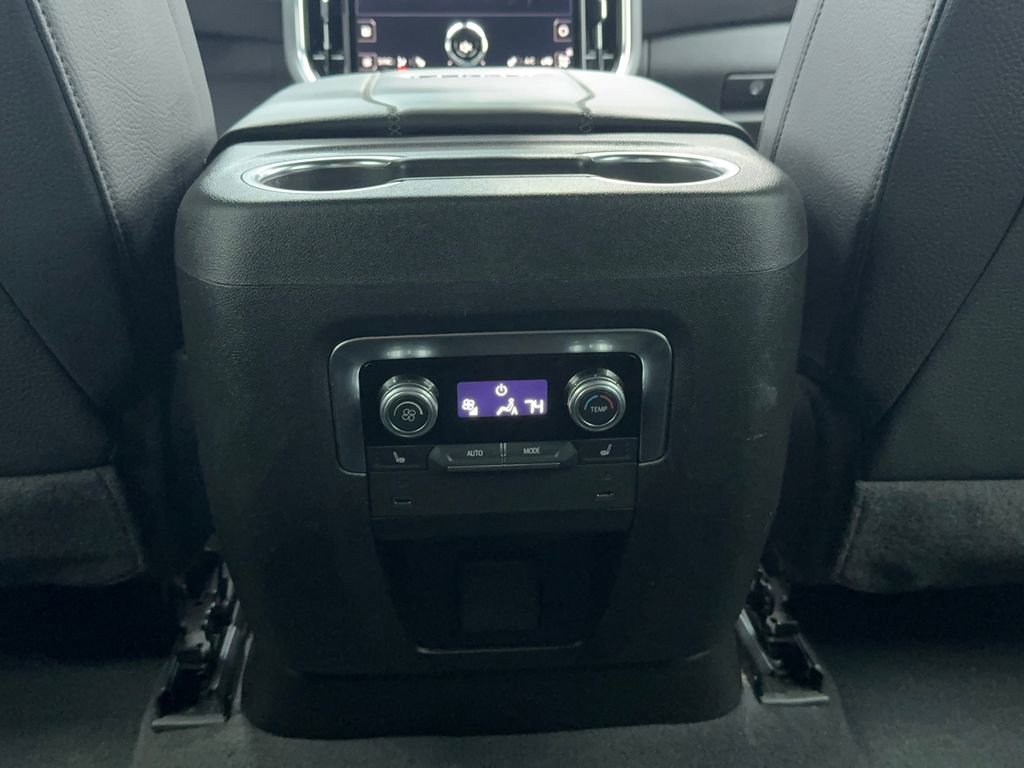 Used 2025 GMC Yukon Denali AWD/4WD image 33