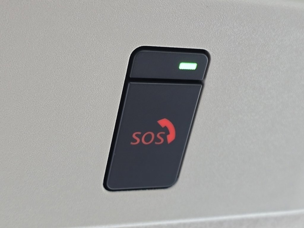 Used 2025 Nissan Versa SR w/ Trunk Package image 28