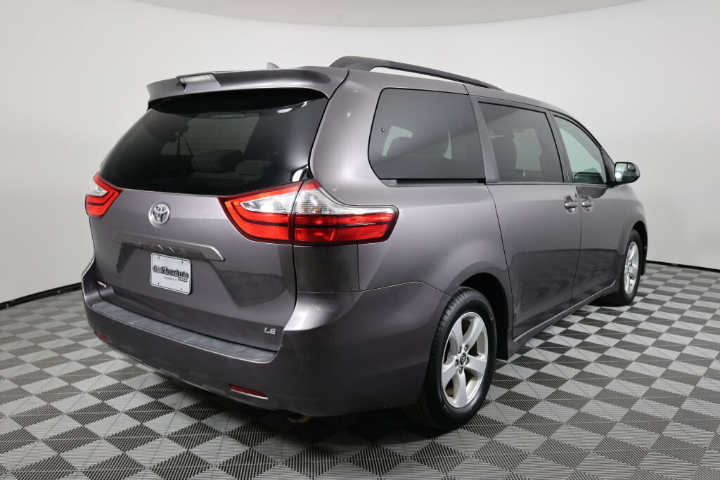 Used 2018 Toyota Sienna LE FWD image 2
