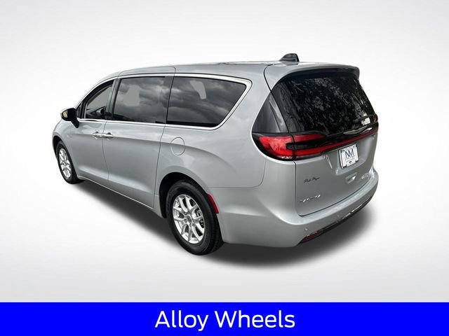 Used 2023 Chrysler Pacifica Touring-L FWD image 7