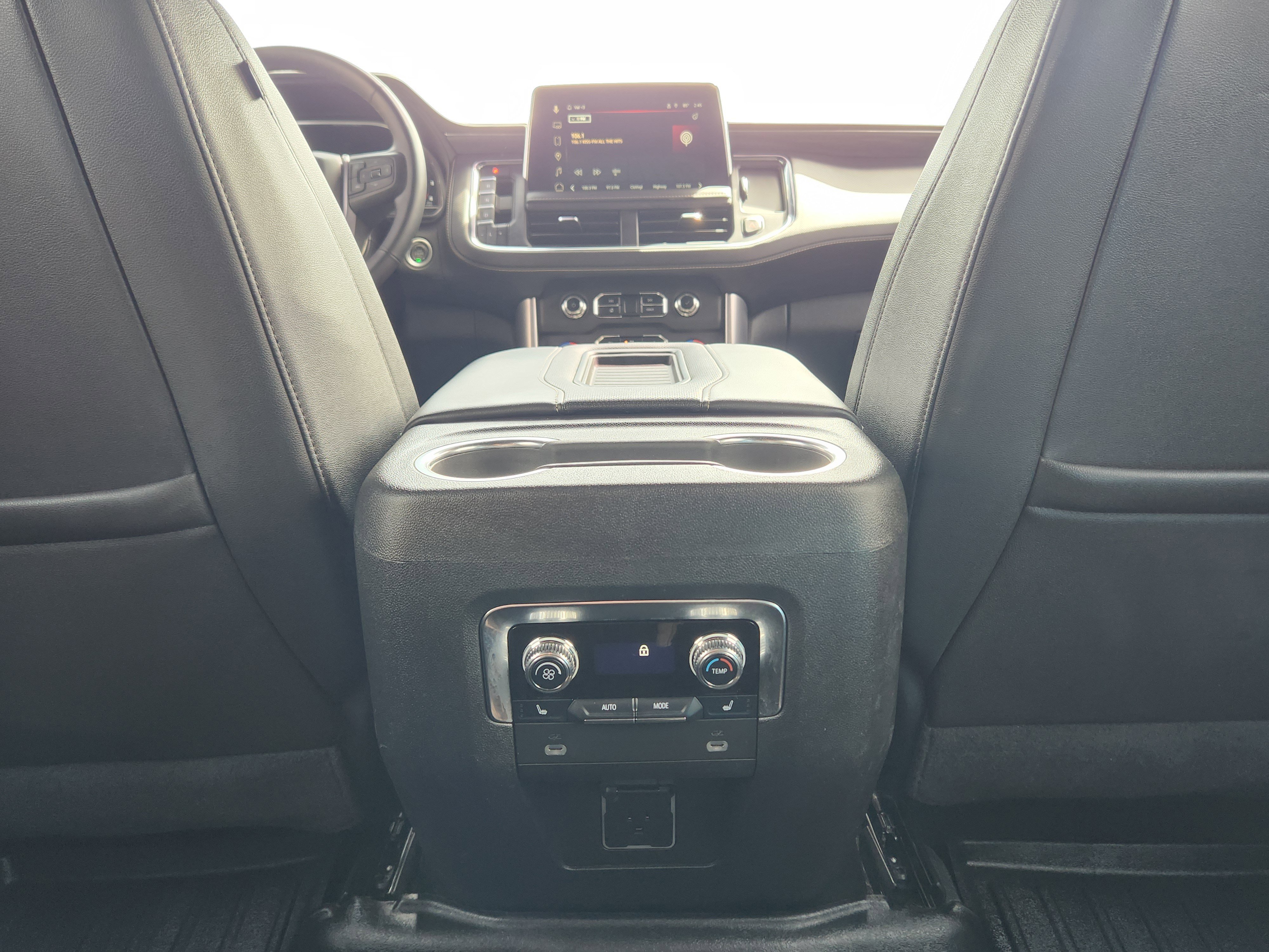 Used 2024 GMC Yukon SLT w/ SLT Luxury Package image 14