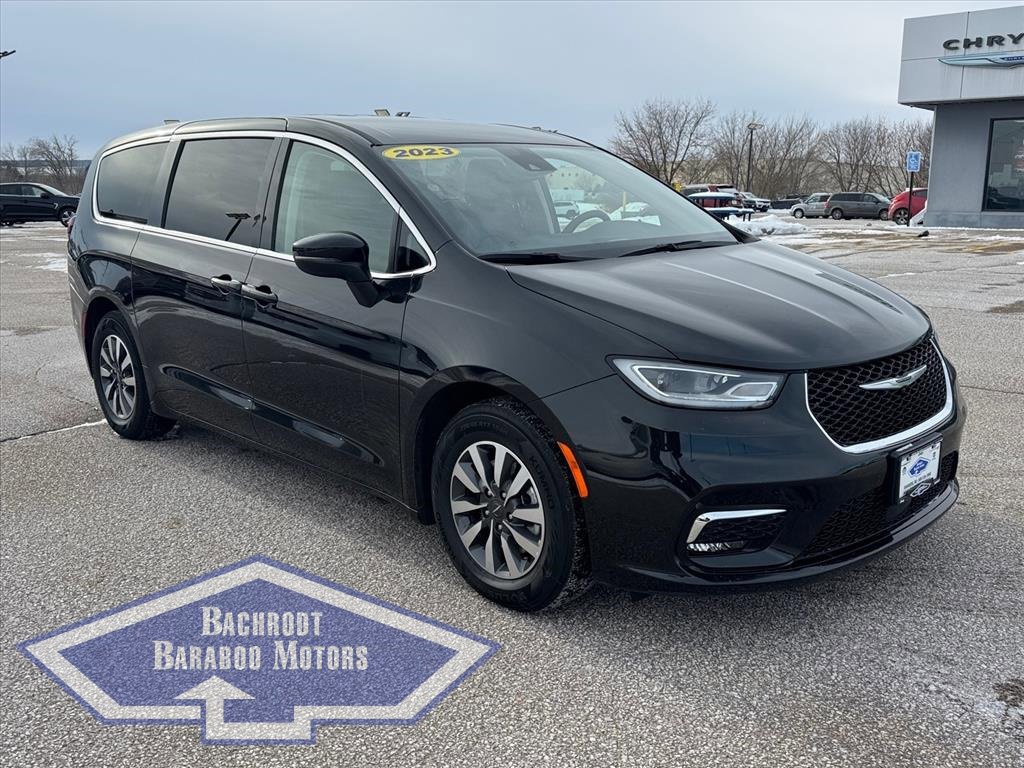 Used 2023 Chrysler Pacifica Touring-L