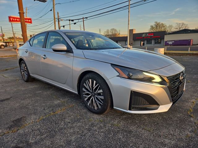 Used 2023 Nissan Altima 2.5 SV FWD image 2
