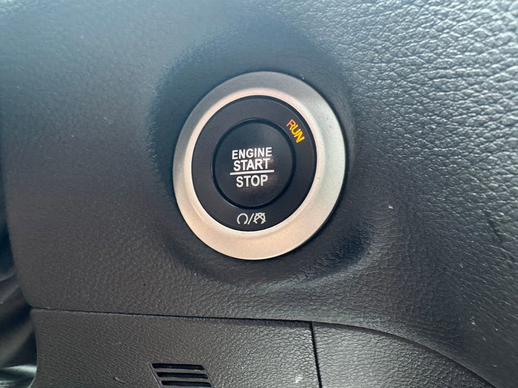 Used 2025 Chrysler Pacifica Select image 29