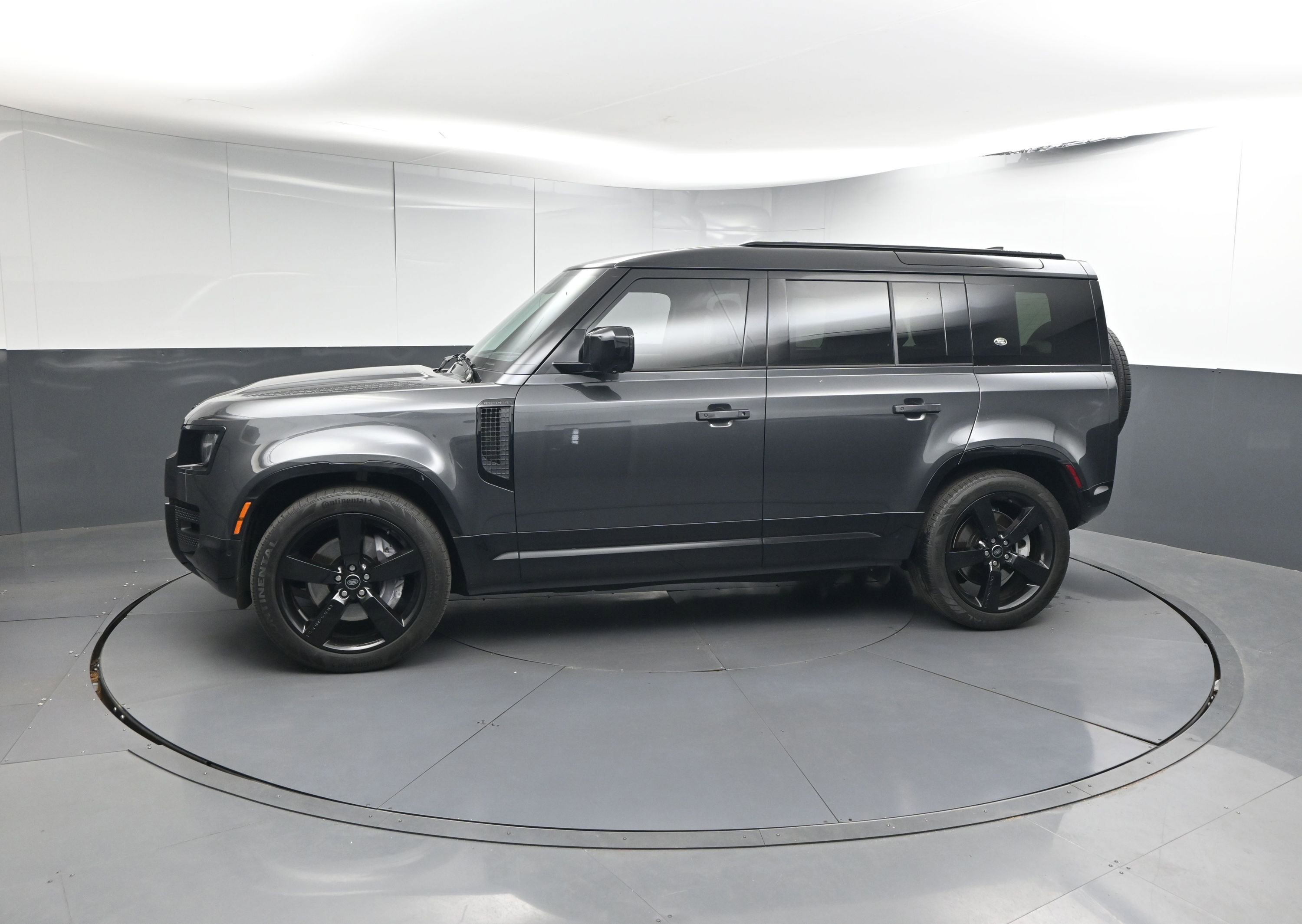 Used 2023 Land Rover Defender 110 X-Dynamic SE image 3
