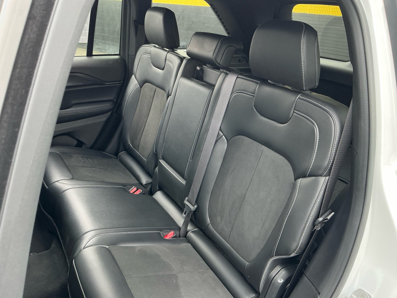 Used 2025 Jeep Grand Cherokee Altitude RWD image 19