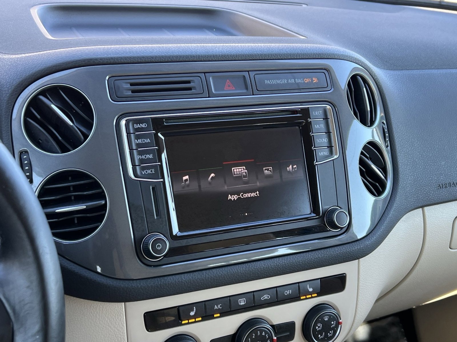 Used 2017 Volkswagen Tiguan S image 16