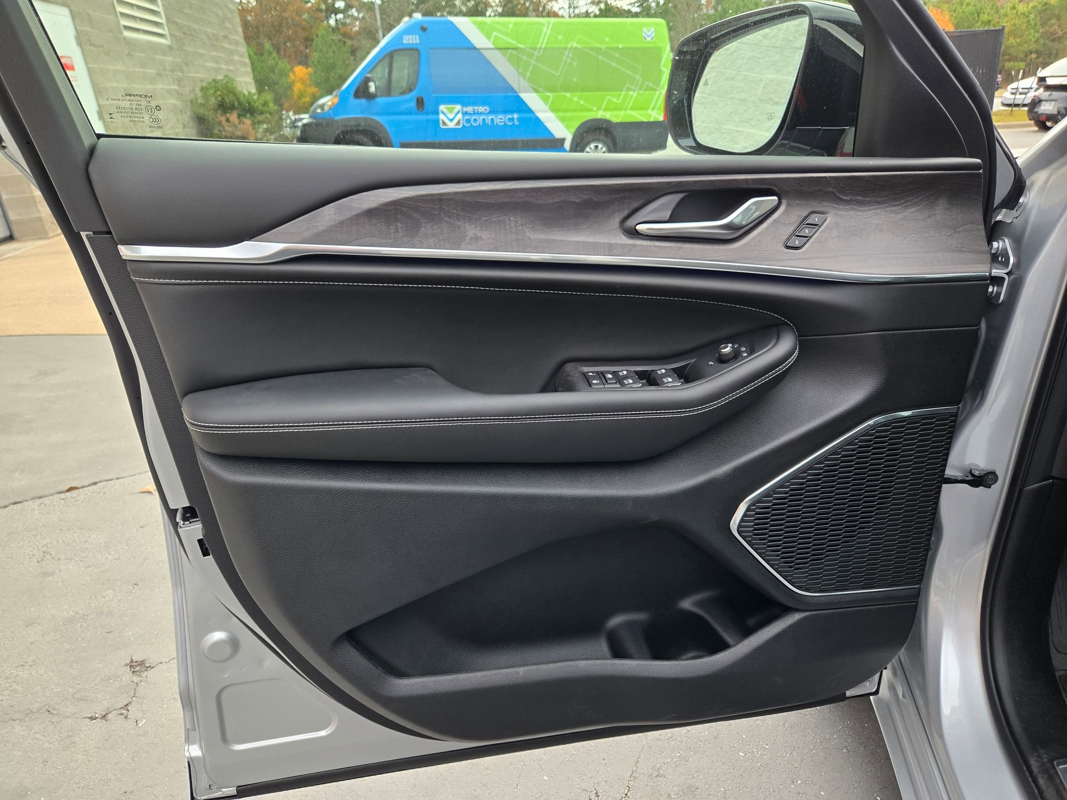 New 2025 Jeep Grand Cherokee L Overland image 18