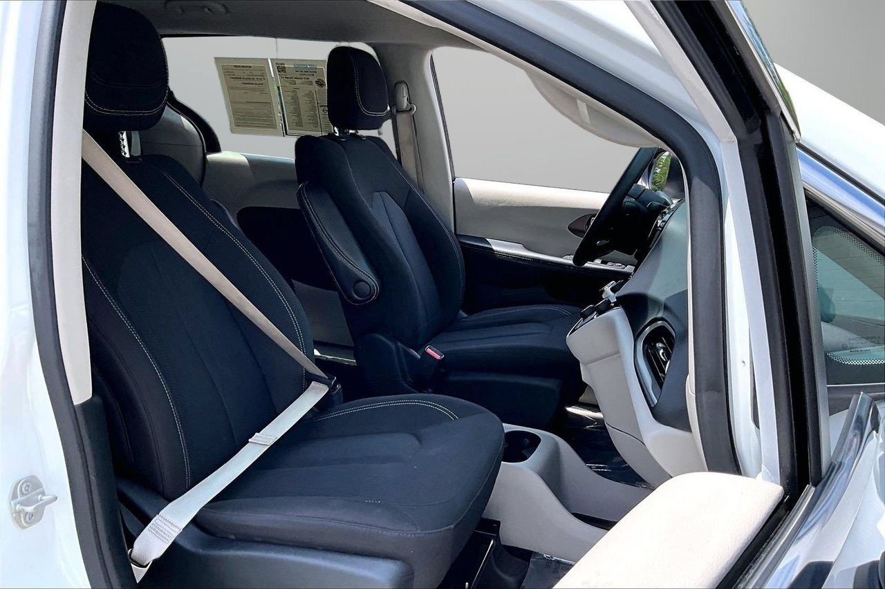 Certified 2023 Chrysler Voyager LX FWD image 21