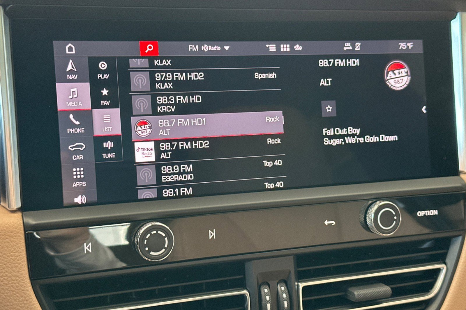 Certified 2023 Porsche Macan AWD image 18