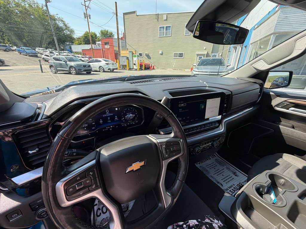 Used 2022 Chevrolet Silverado 1500 LT AWD/4WD image 23