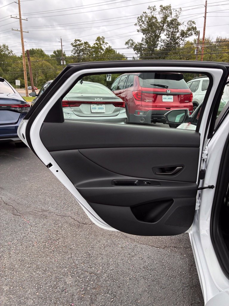 Certified 2025 Hyundai Elantra Limited FWD image 24