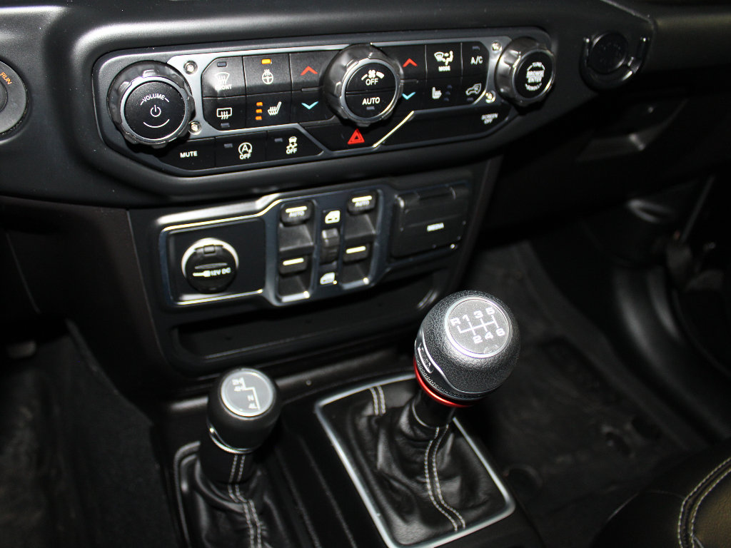 Used 2018 Jeep Wrangler Unlimited Sahara image 32