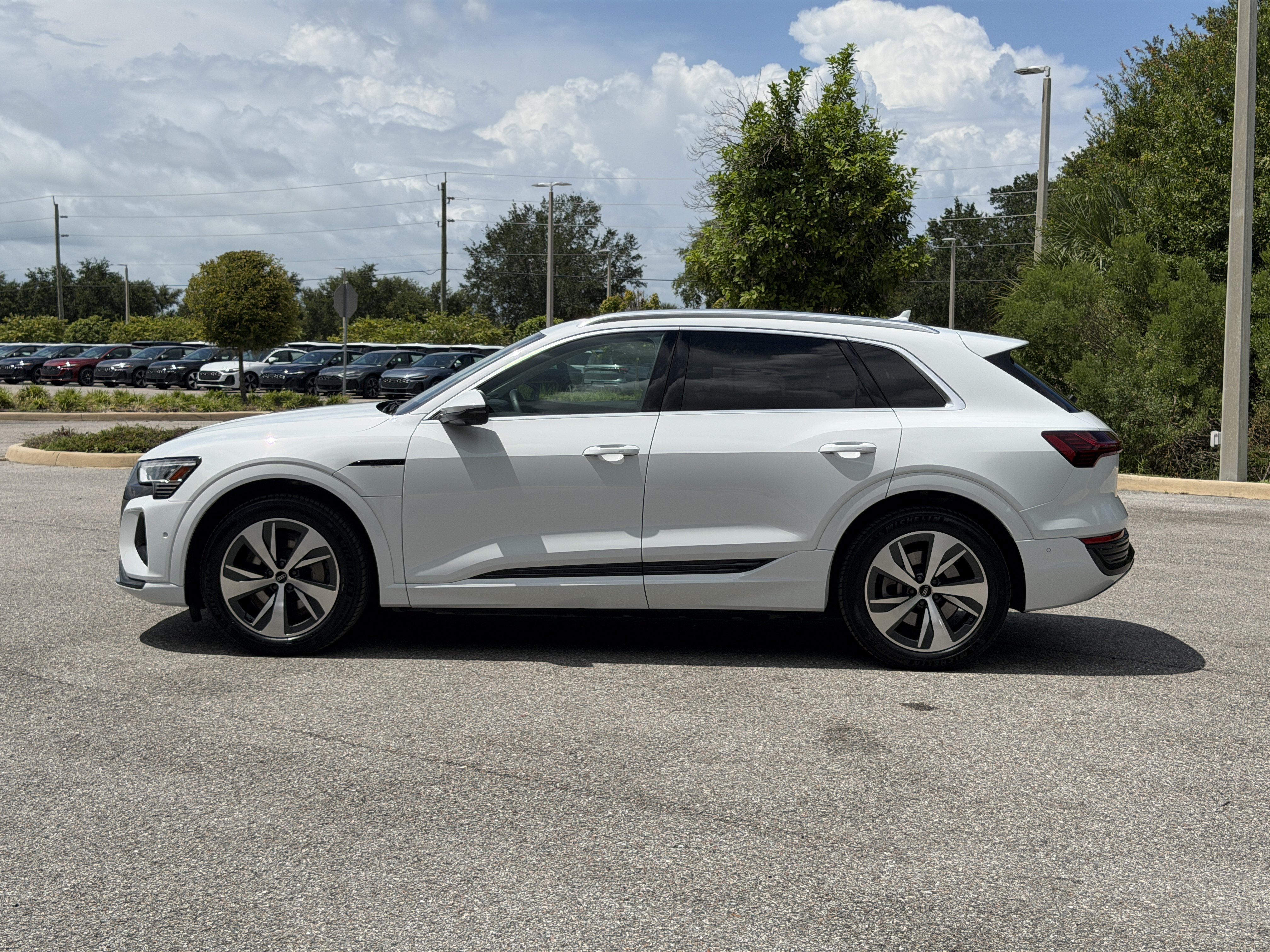 Certified 2024 Audi Q8 e-tron Premium Plus w/ Premium Plus Package AWD/4WD image 4