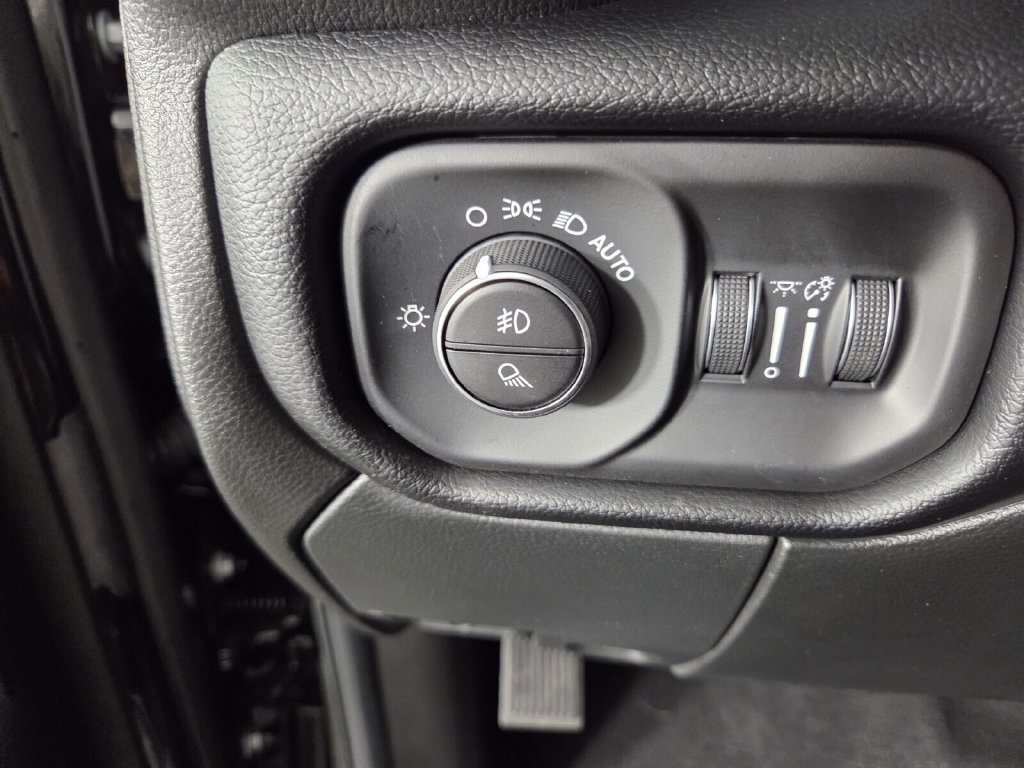 Used 2026 RAM 2500 Laramie AWD/4WD image 19