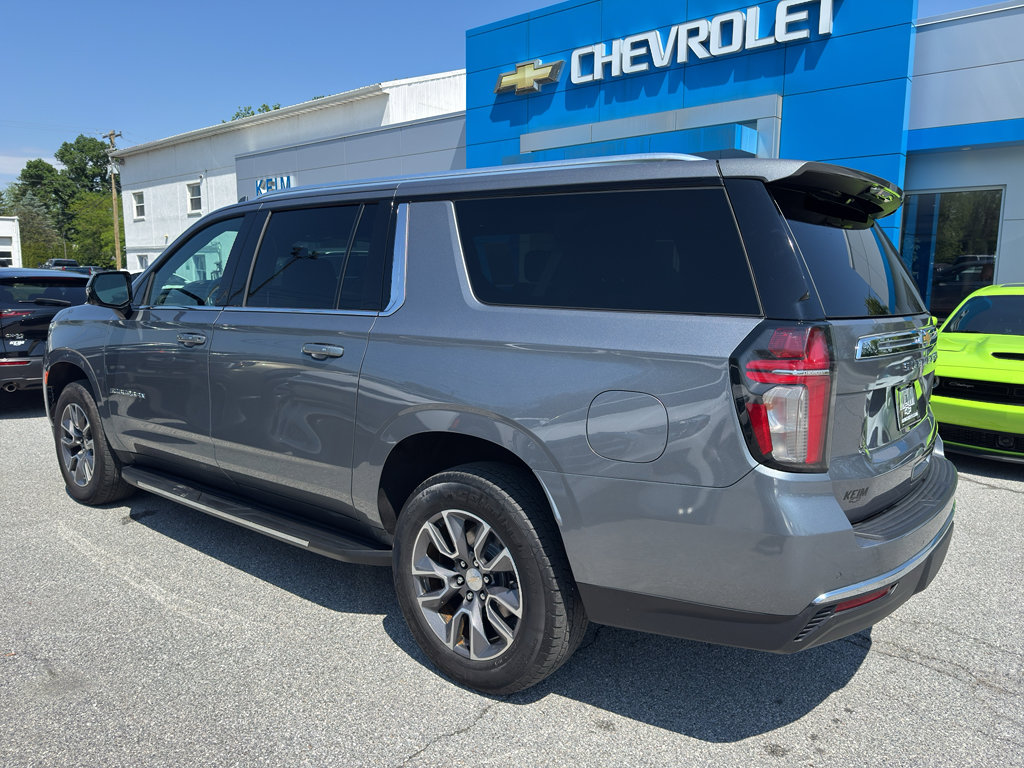 Used 2022 Chevrolet Suburban LT w/ LT Signature Package AWD/4WD image 3