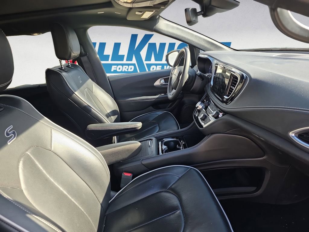 Used 2025 Chrysler Pacifica Limited image 15