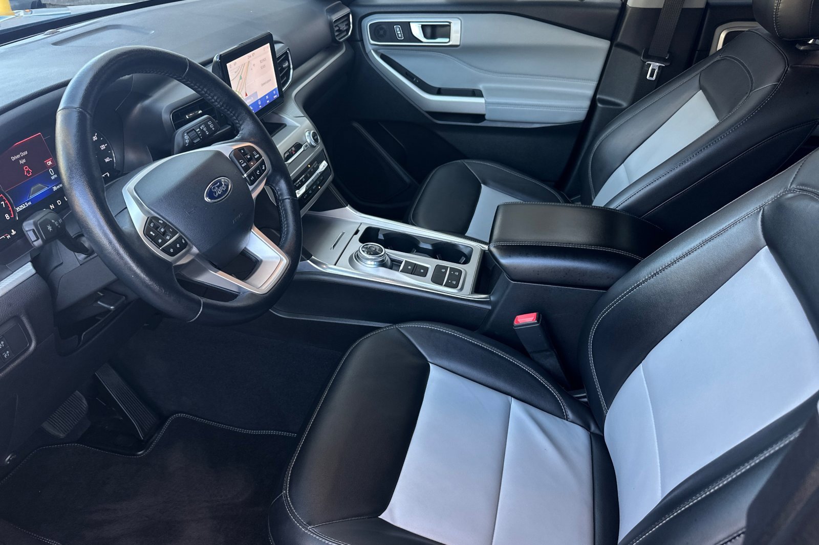 Certified 2022 Ford Explorer XLT w/ Equipment Group 202A image 9