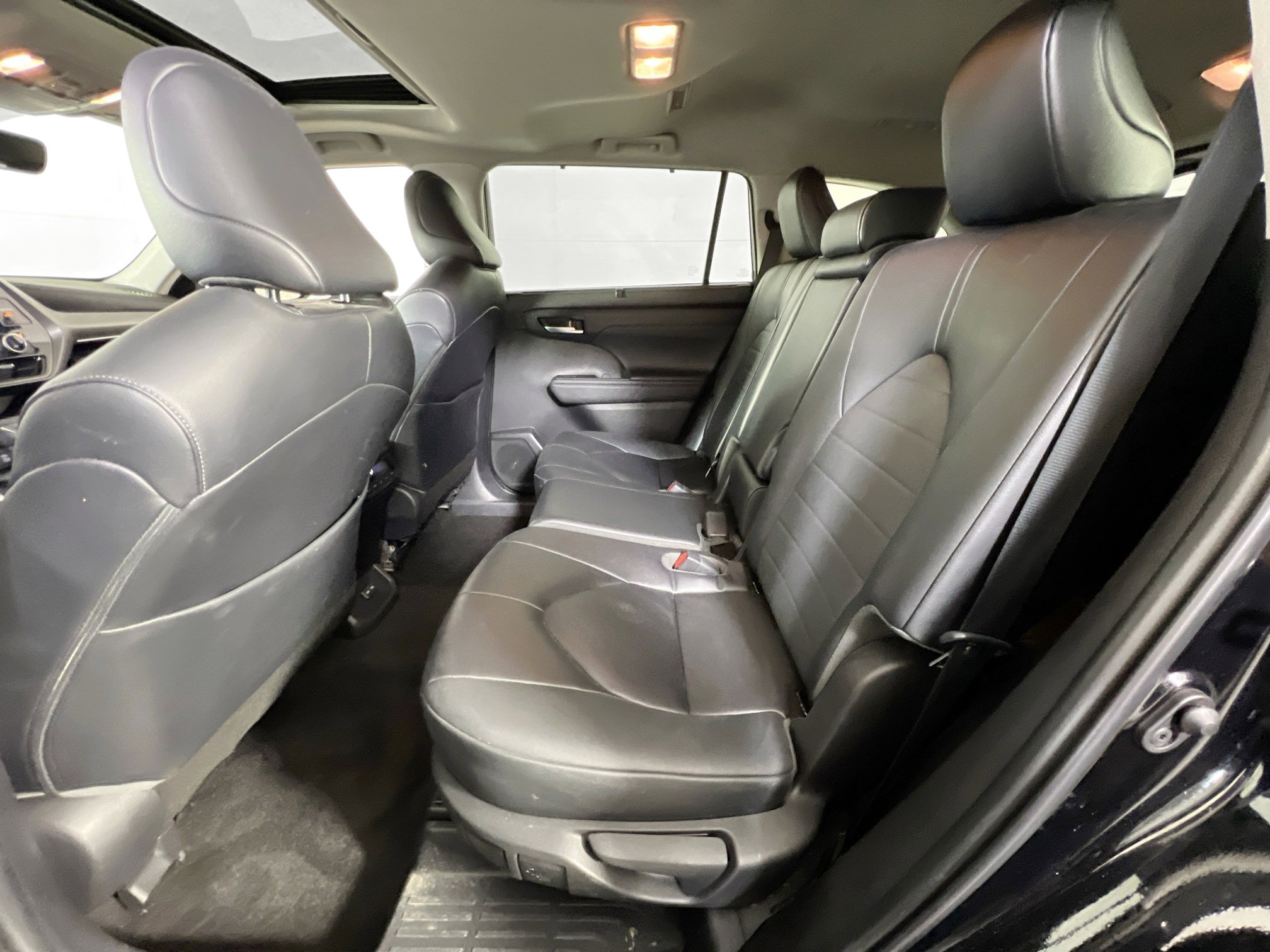 Used 2023 Toyota Highlander XLE AWD/4WD image 24