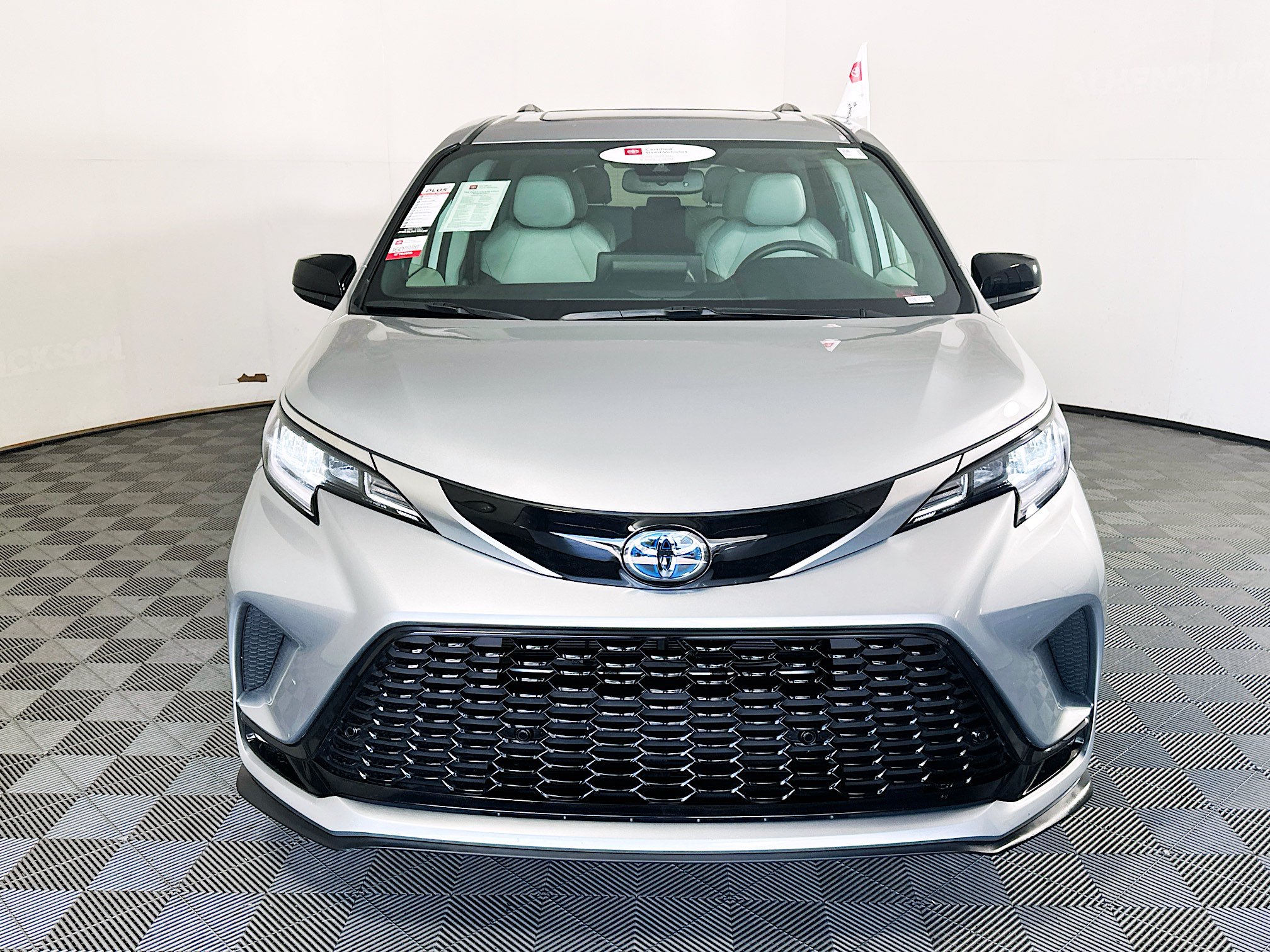 Certified 2023 Toyota Sienna XSE w/ XSE Plus Package FWD image 8