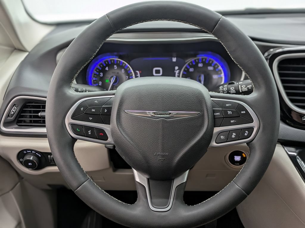 Used 2024 Chrysler Pacifica Touring-L FWD image 33