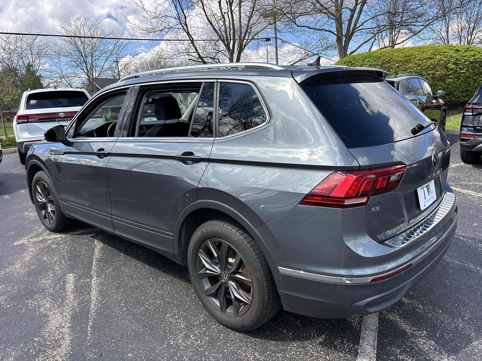 Used 2024 Volkswagen Tiguan SE w/ Panoramic Sunroof Package image 7