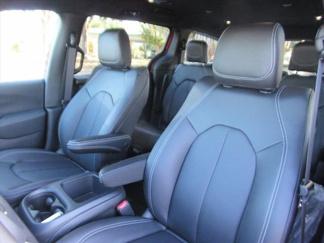 New 2026 Chrysler Pacifica Select FWD image 16