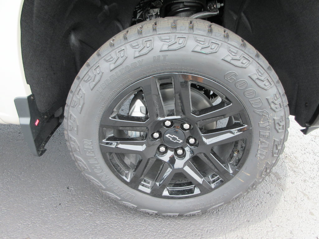 New 2026 Chevrolet Silverado 1500 Custom Trail Boss w/ LPO, Dark Essentials Package AWD/4WD image 10