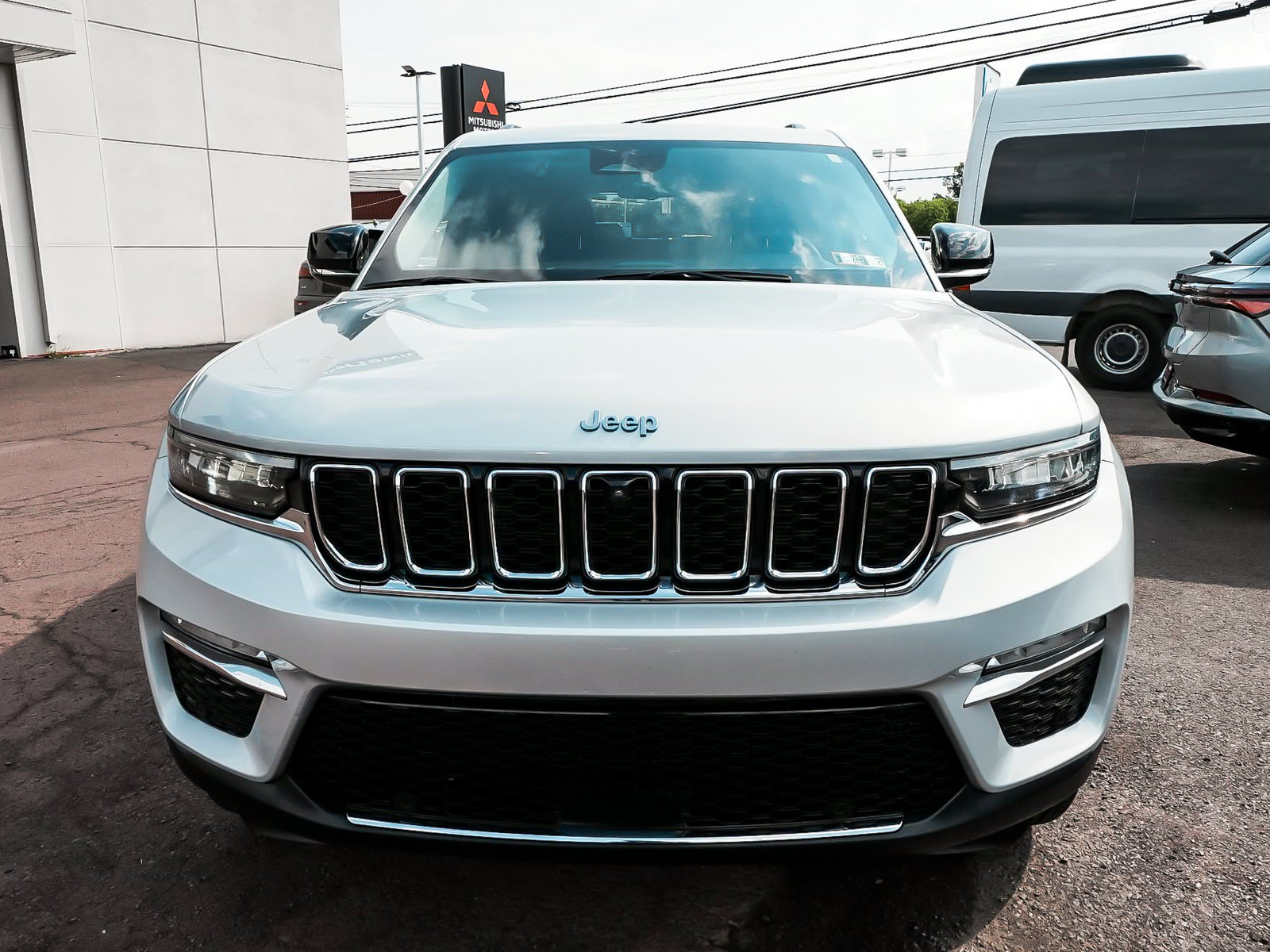 Used 2024 Jeep Grand Cherokee Limited 4xe w/ Luxury Tech Group II AWD/4WD image 2