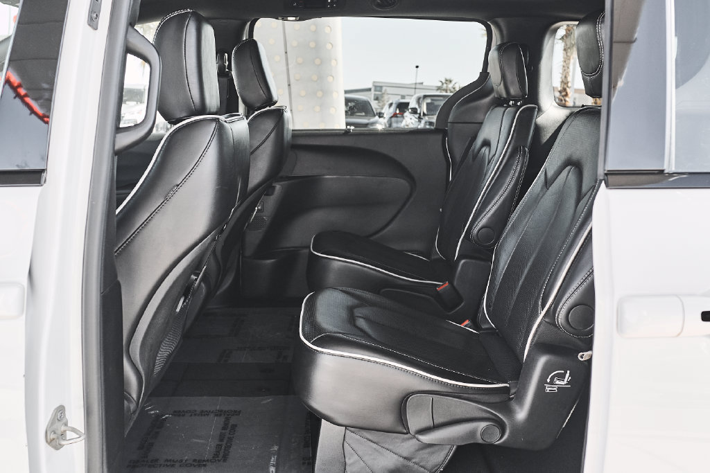 Used 2025 Chrysler Pacifica Limited FWD image 11