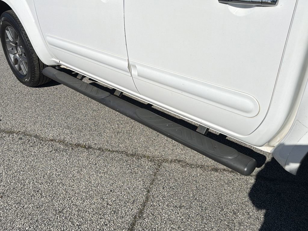 Used 2011 Nissan Frontier SL AWD/4WD image 9