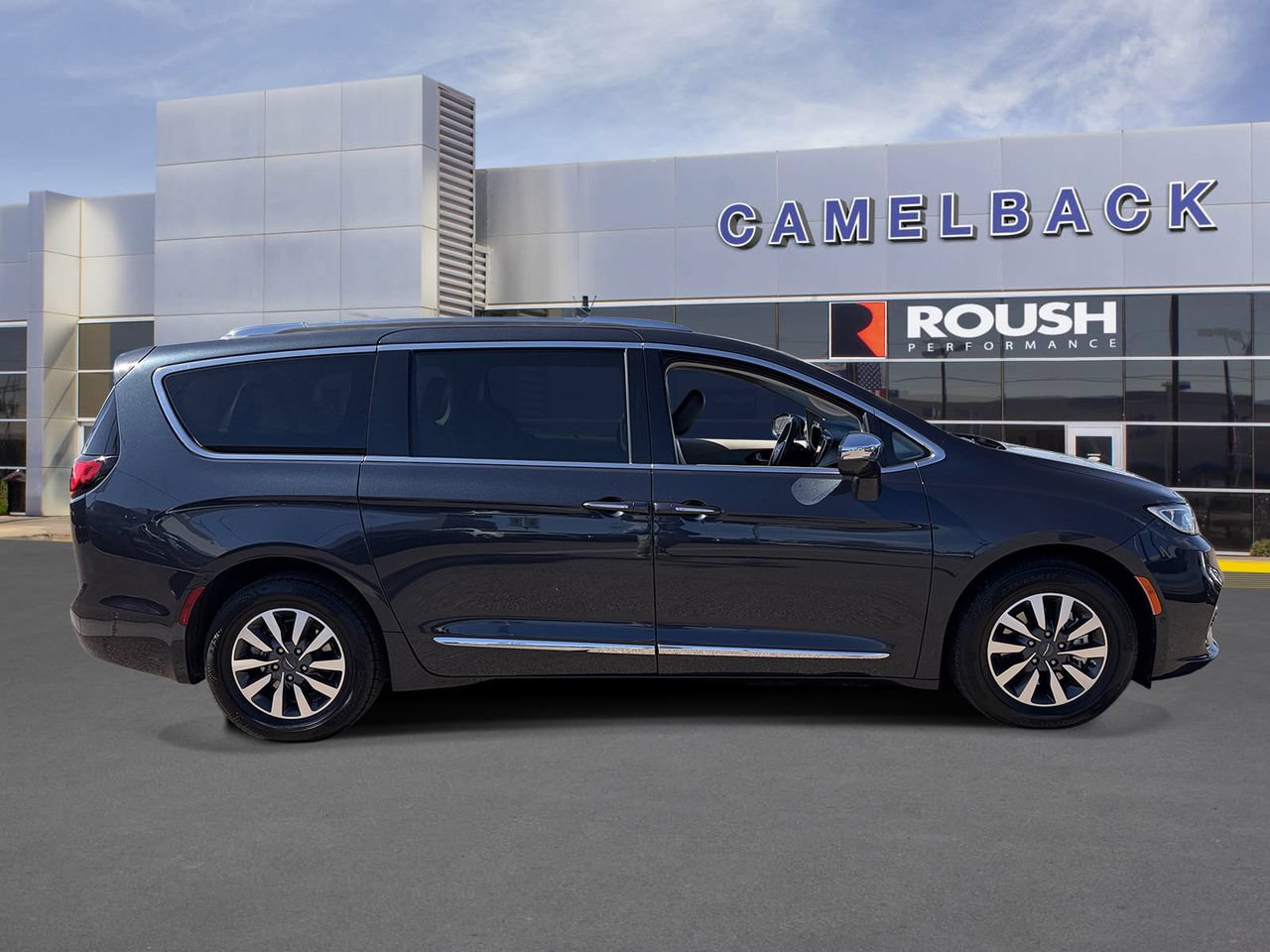 Used 2021 Chrysler Pacifica Limited w/ Uconnect Theater Family Group FWD image 7