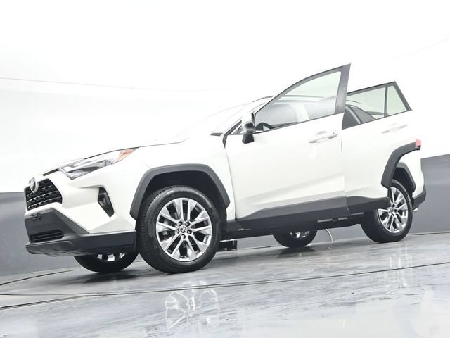 Used 2022 Toyota RAV4 XLE Premium AWD/4WD image 42