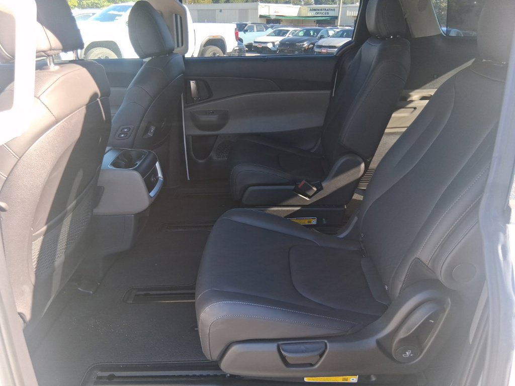 Certified 2026 Kia Carnival EX FWD image 15