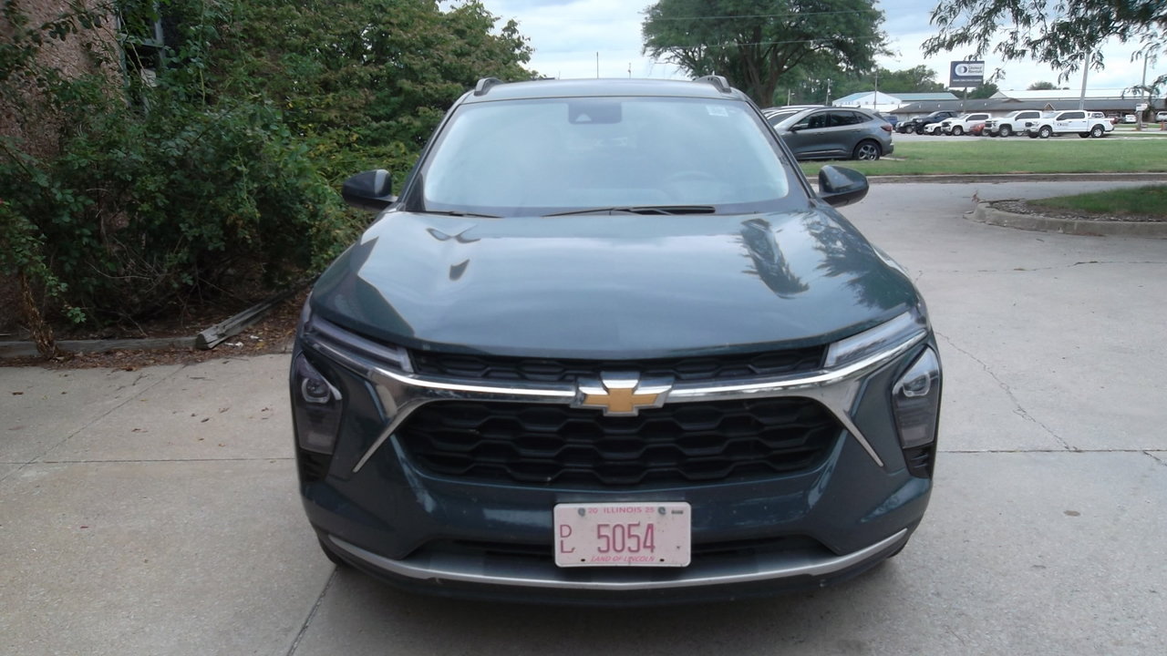 Used 2025 Chevrolet Trax LT w/ LT Convenience Package image 4
