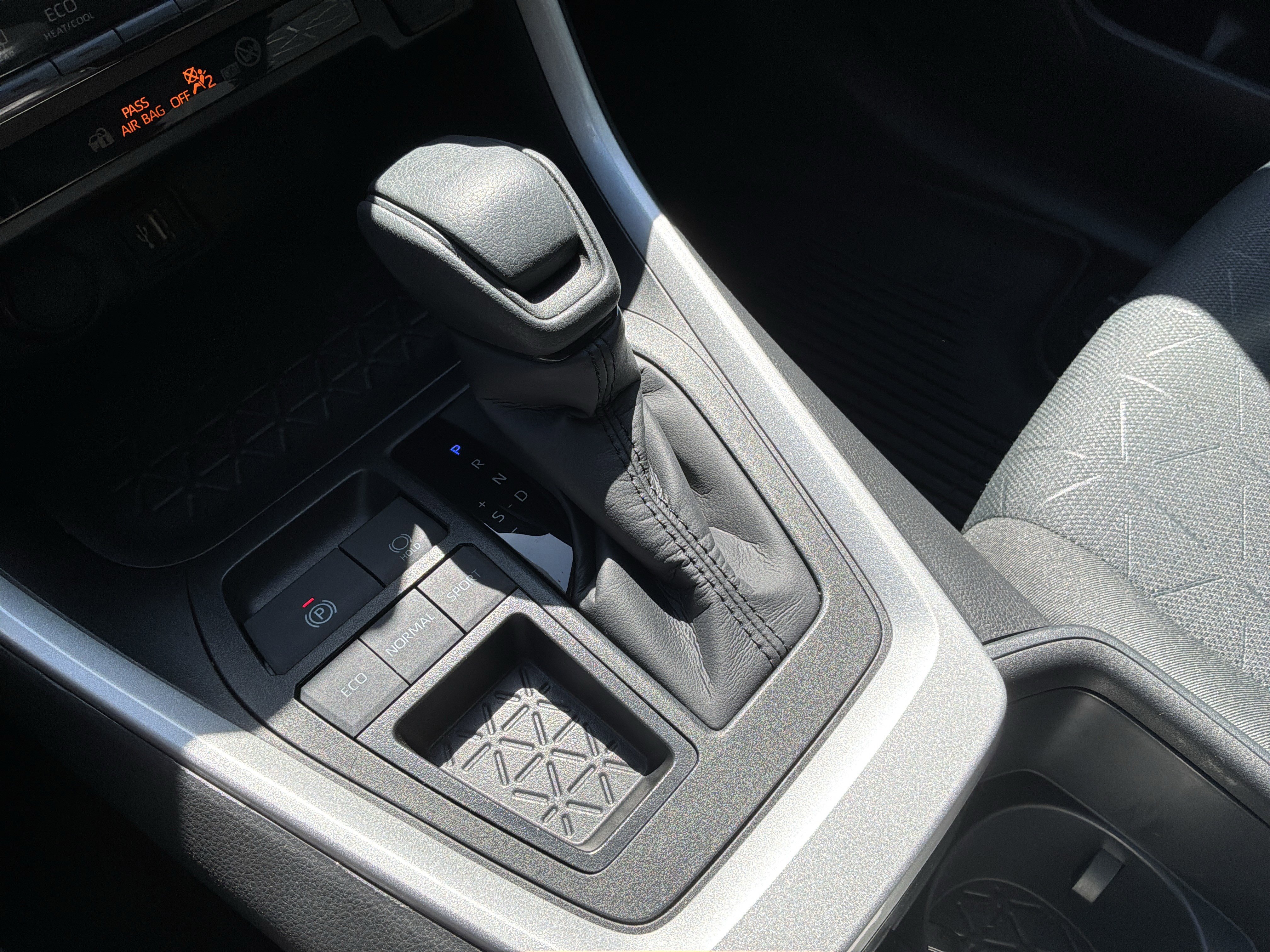 Used 2025 Toyota RAV4 XLE w/ Convenience Package FWD image 26