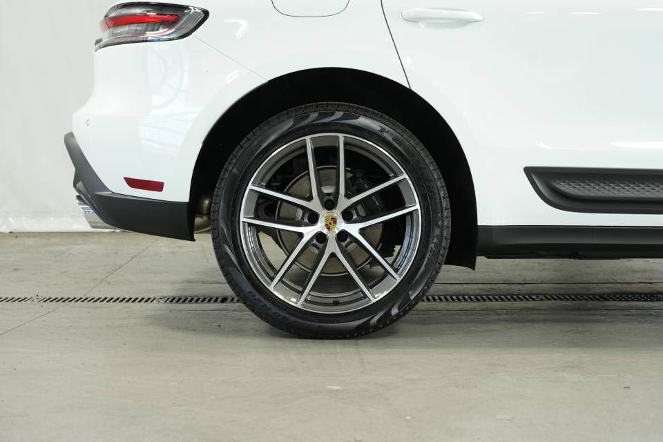 Certified 2025 Porsche Macan AWD/4WD image 41