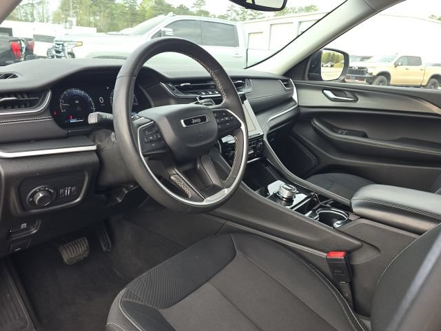 Used 2023 Jeep Grand Cherokee Laredo RWD image 24