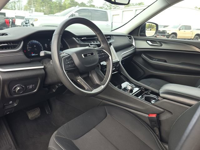 Used 2023 Jeep Grand Cherokee Laredo w/ Luxury Tech Group I RWD image 24