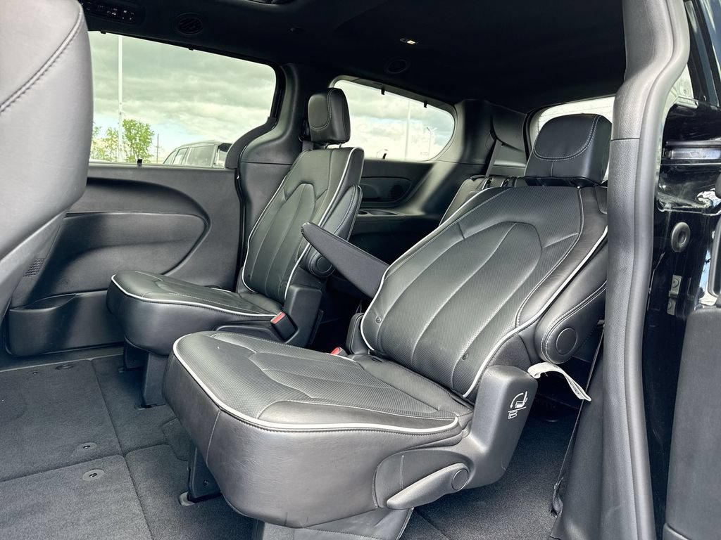 Used 2025 Chrysler Pacifica Limited FWD image 23