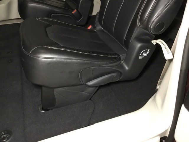 Used 2023 Chrysler Pacifica Touring-L image 36