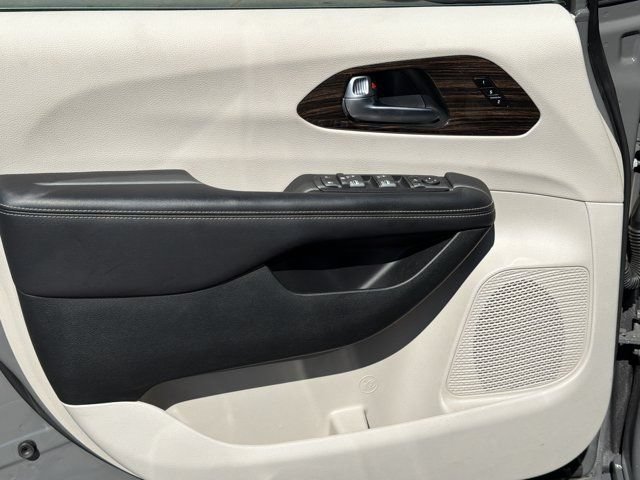 Certified 2024 Chrysler Pacifica Limited FWD image 13