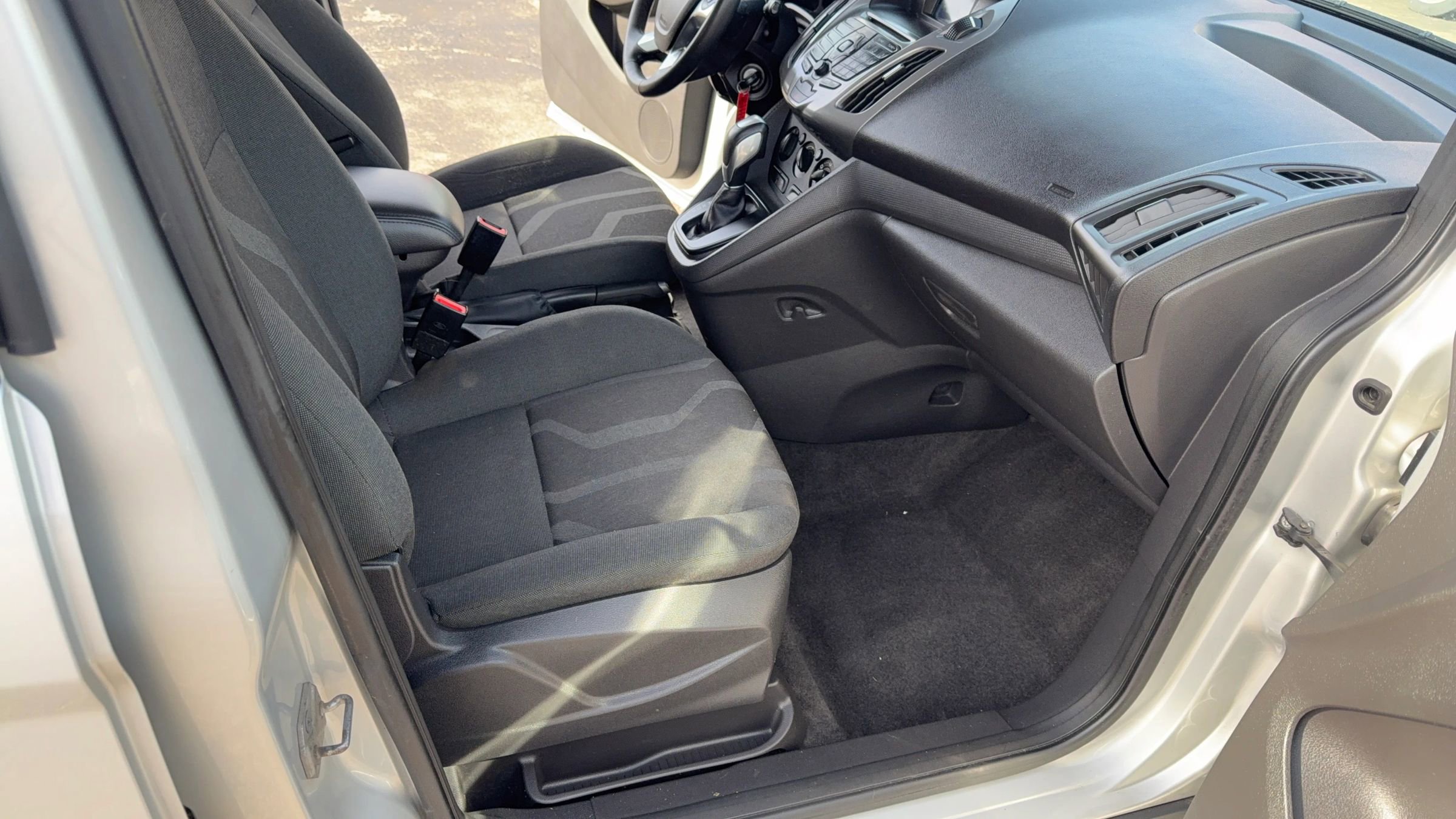 Used 2015 Ford Transit Connect XLT image 11