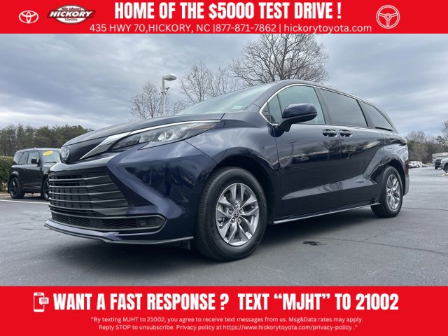 Used 2024 Toyota Sienna LE image 1