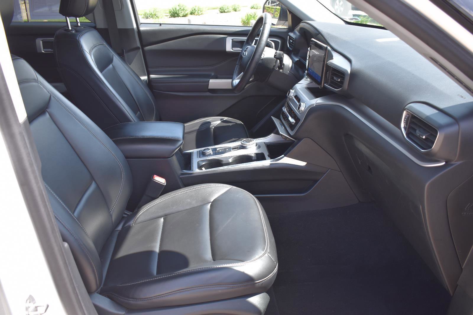Used 2021 Ford Explorer XLT w/ Equipment Group 202A AWD/4WD image 13